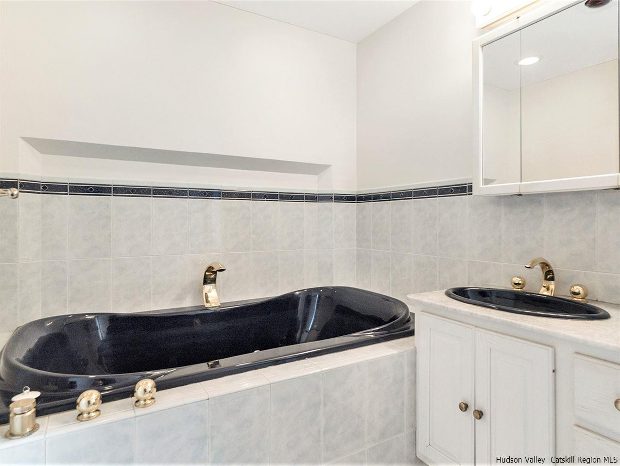 118 Sparkling Ridge Road New Paltz, NY 12561 - Photo 20 of 35 a bathroom with a sink and a bathtub