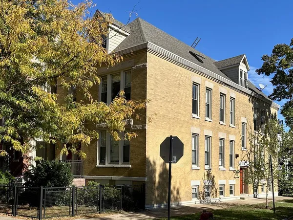 $3,175 | 2835 North Damen Avenue, Unit 2R, Chicago, IL 60618