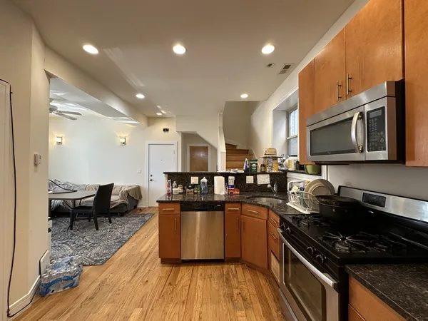 $3,175 | 2835 North Damen Avenue, Unit 2R, Chicago, IL 60618
