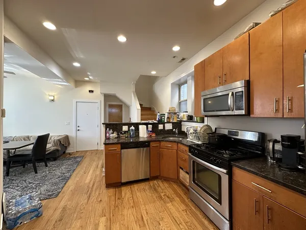 $3,175 | 2835 North Damen Avenue, Unit 2R, Chicago, IL 60618