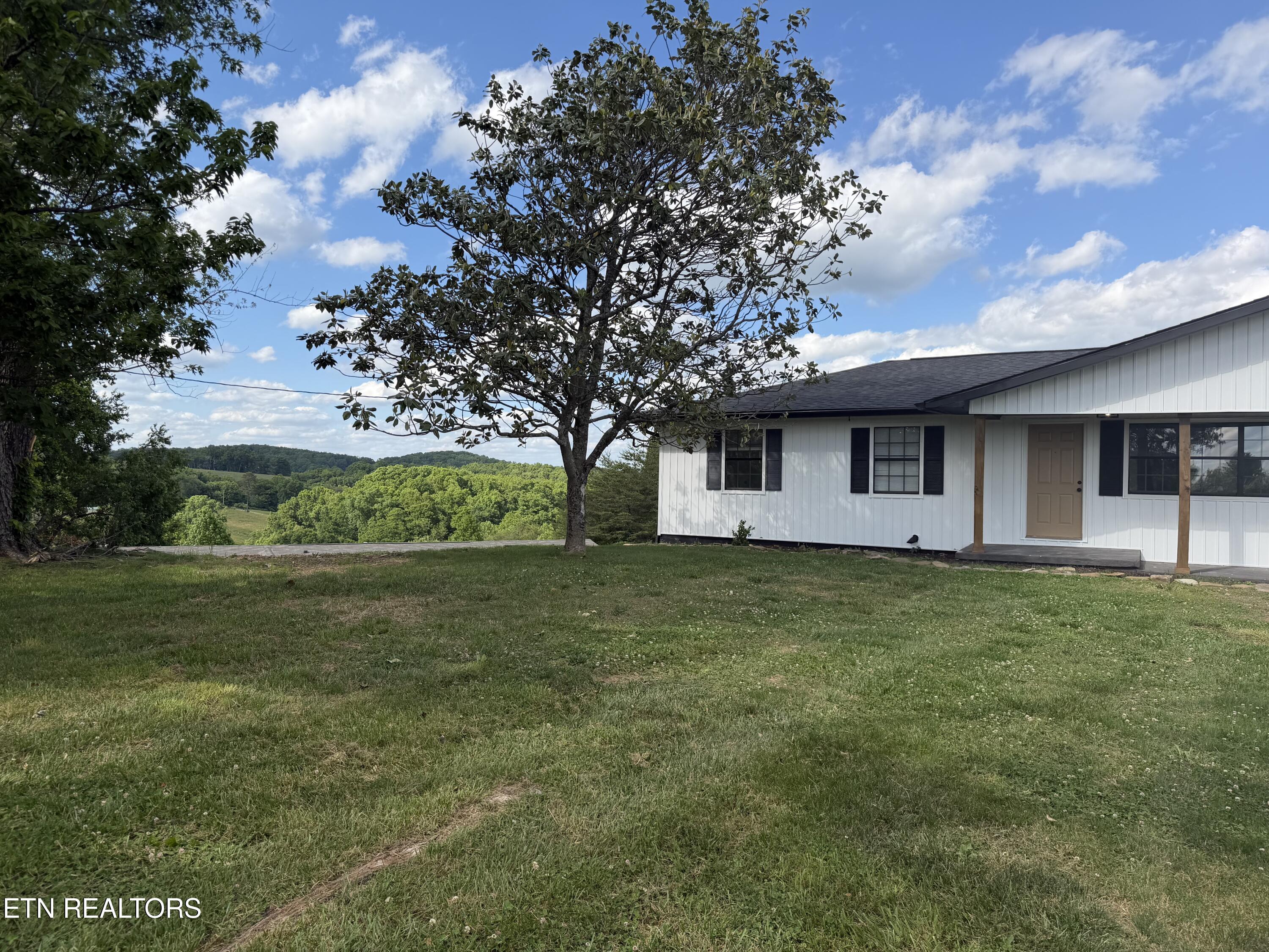 328 Peach Orchard Road Clinton, TN 37716 - Photo 2 of 54 IMG_3460