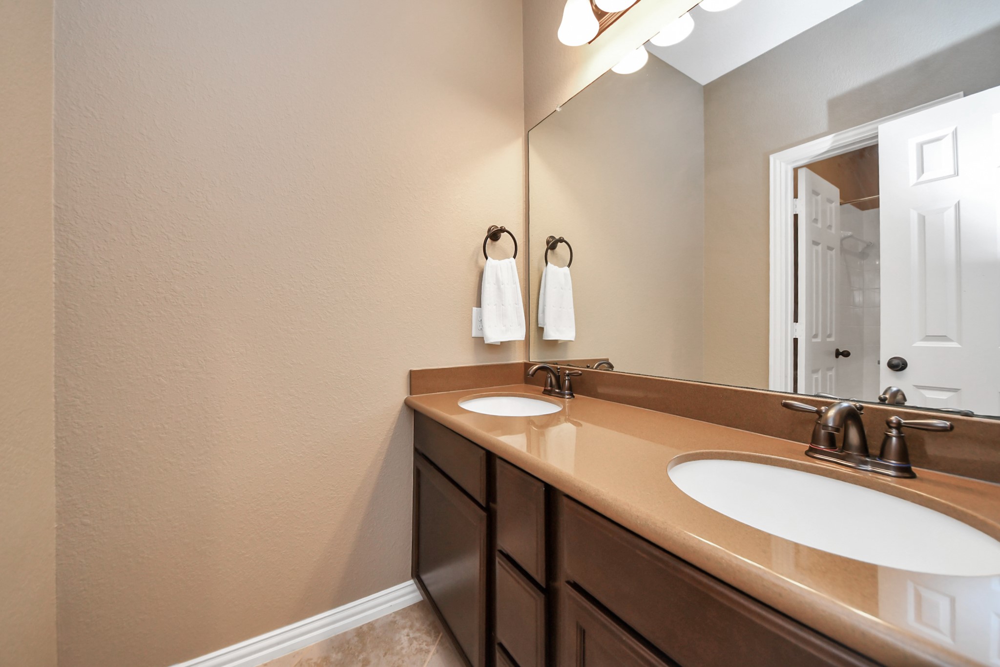 3115 Currant Drive Manvel, TX 77578 - Photo 36 of 48 Shared full bath for bedrooms 2 and 3