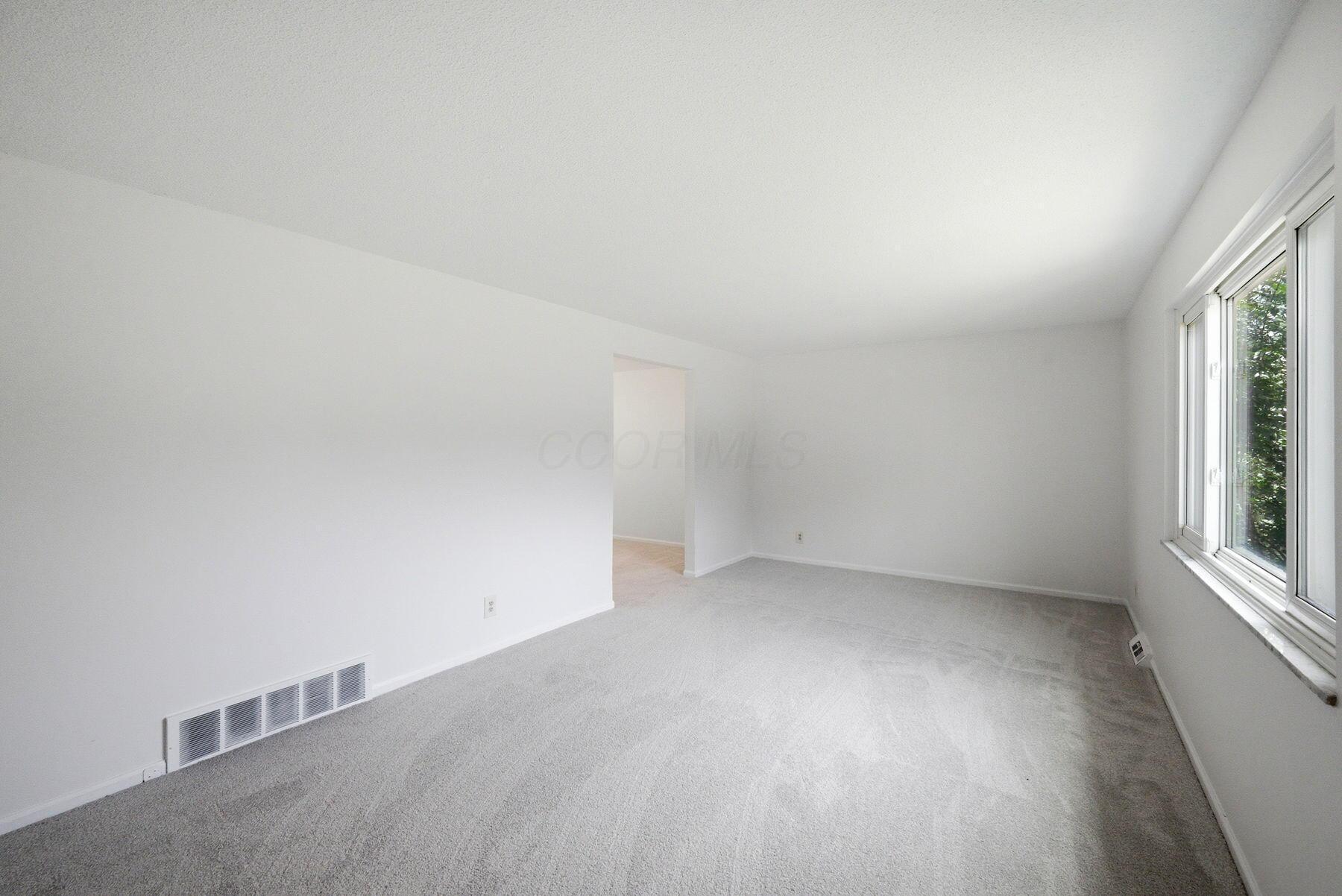 180 Landover Road Columbus, OH 43230 - Photo 17 of 60 living room