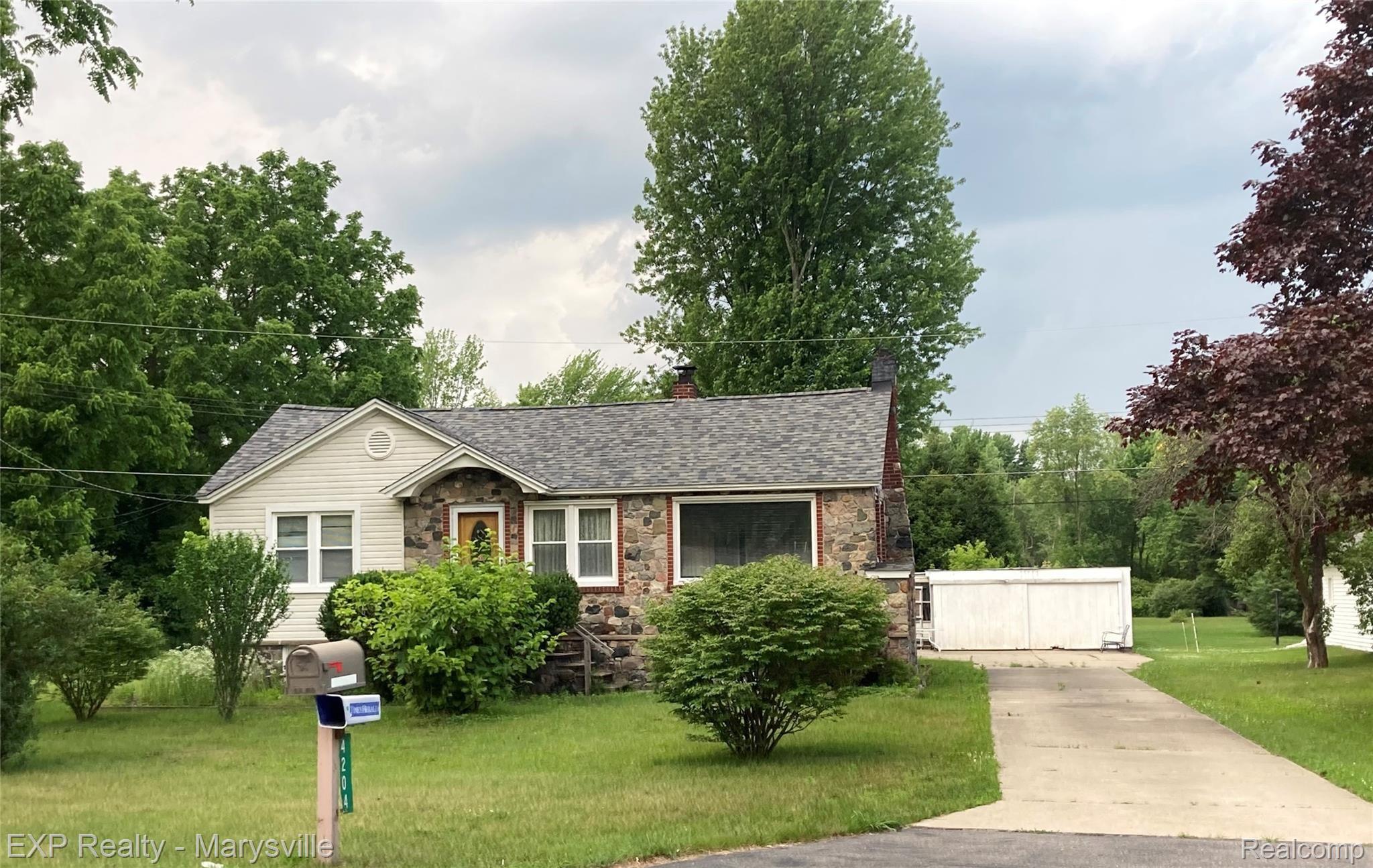 4204 Lapeer Road Port Huron, MI 48060 - Photo 2 of 40 IMG_5015 (1).jpg