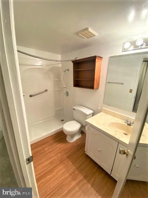 15070 Haslemere Court, Unit 262F Silver Spring, MD 20906 - Photo 10 of 31 FULL BATH OFF BEDROOM HALLWAY