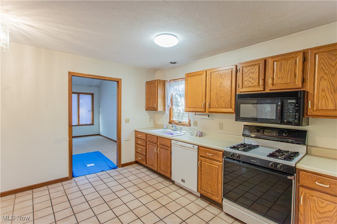 8937 Inverrary Warren, OH 44484 - Photo 5 of 29 Kitchen