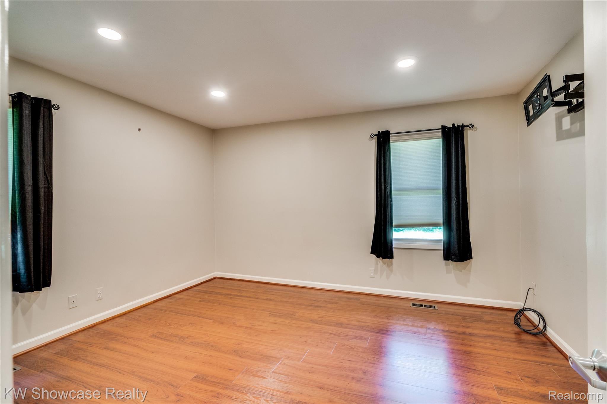 1526 Merry Road Waterford, MI 48328 - Photo 27 of 66 Interiors (23 of 54).jpg