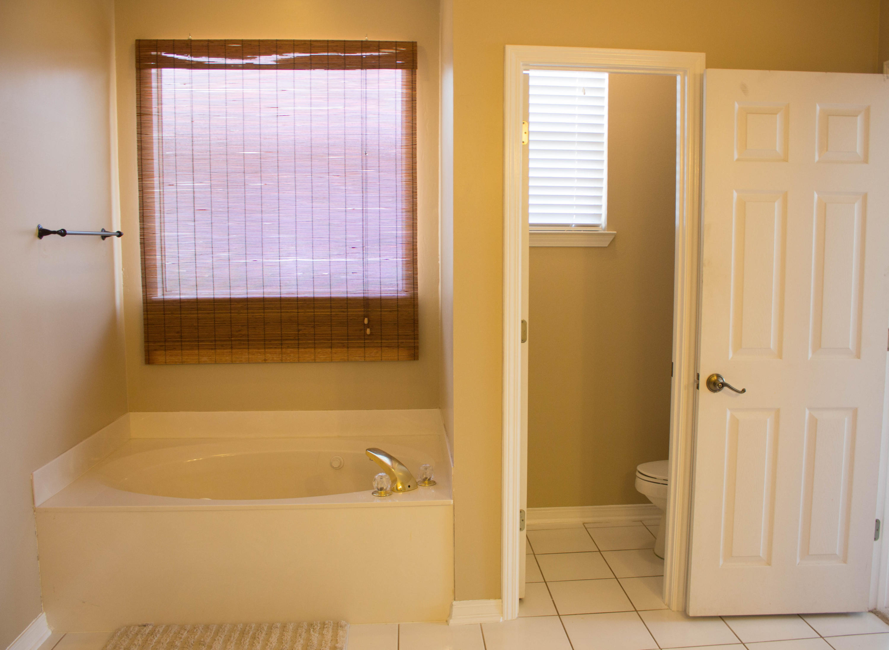 4454 Woodbridge Road Niceville, FL 32578 - Photo 18 of 27 Master Tub