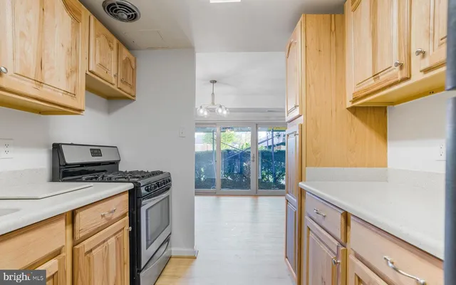 $1,925 | 5250 Valley Forge Drive, Unit 103, Alexandria, VA 22304