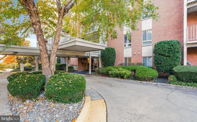 $1,925 | 5250 Valley Forge Drive, Unit 103, Alexandria, VA 22304