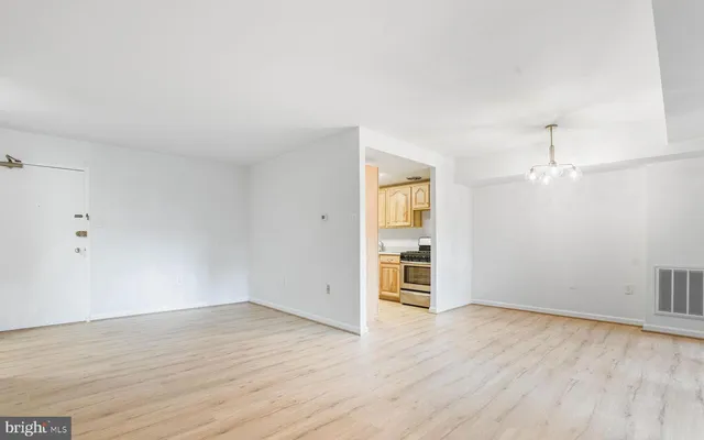 $1,925 | 5250 Valley Forge Drive, Unit 103, Alexandria, VA 22304