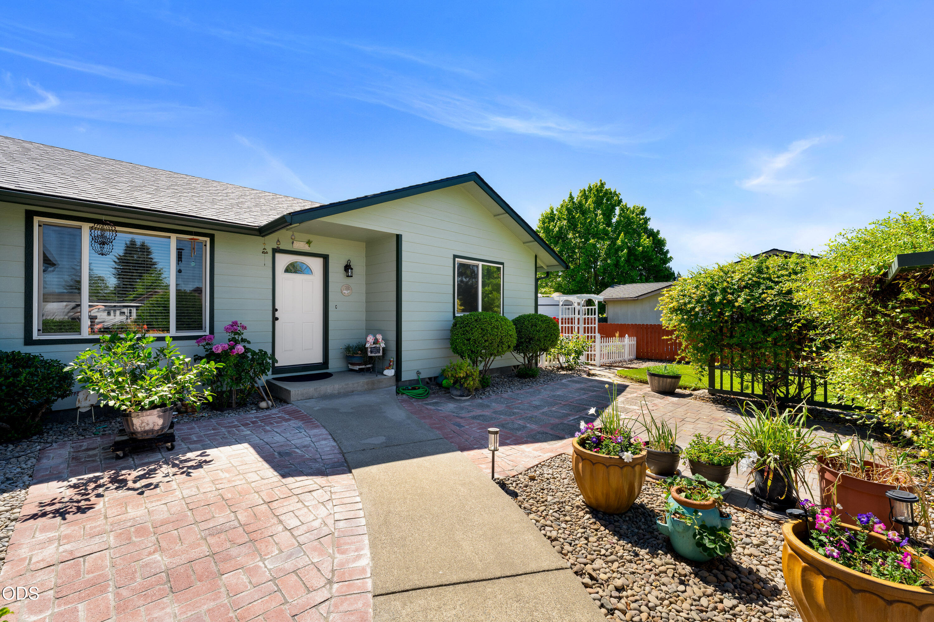1445 Southwest Silver Maple Way Grants Pass, OR 97526 - Photo 2 of 29