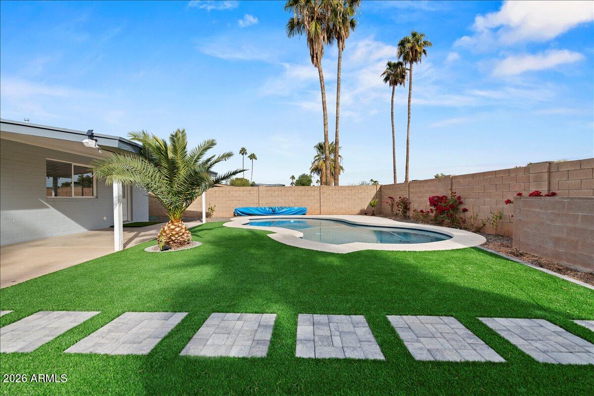 11615 North 30th Street Phoenix, AZ 85028 - Photo 28 of 37 a view of a backyard with a garden
