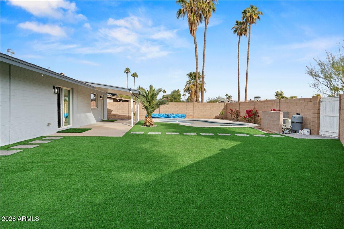 11615 North 30th Street Phoenix, AZ 85028 - Photo 31 of 37 a front view of a house with garden