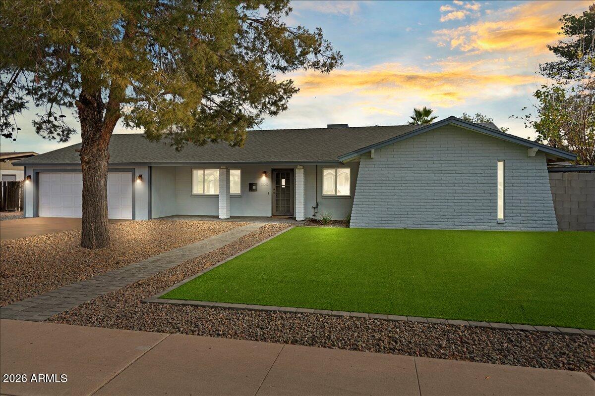 11615 North 30th Street Phoenix, AZ 85028 - Photo 33 of 37 a front view of a house with a garden