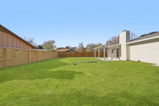a view of a house with backyard and garden