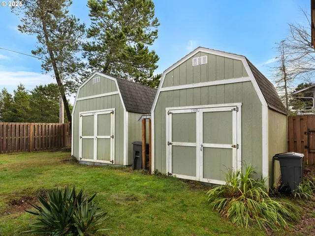a view of a front of house with a yard