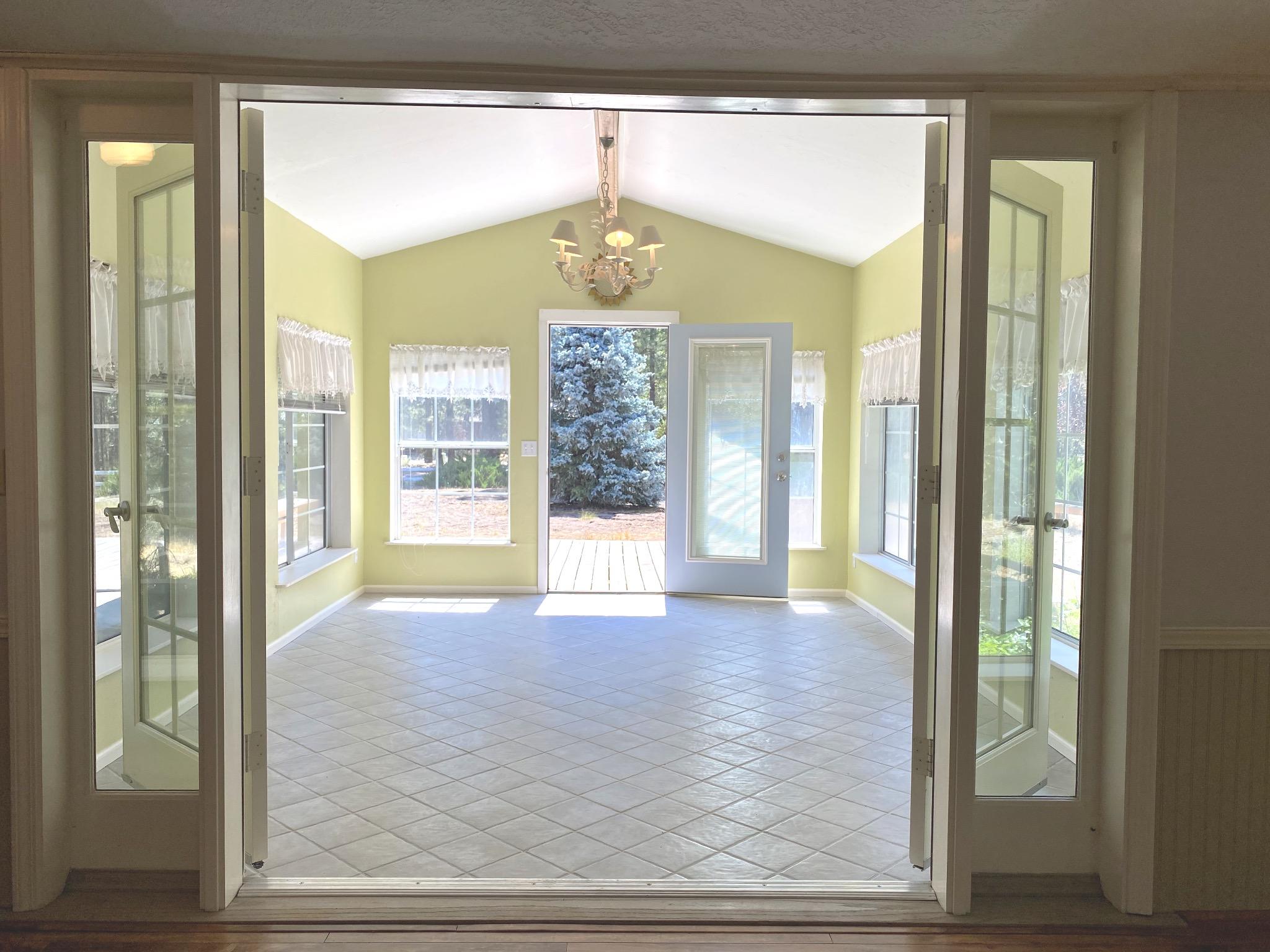 52055 Read Loop La Pine, OR 97739 - Photo 4 of 36 Sunroom