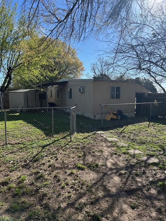 1000 Clark Street Mexia, TX 76667 - Photo 13 of 14 a backyard of a house