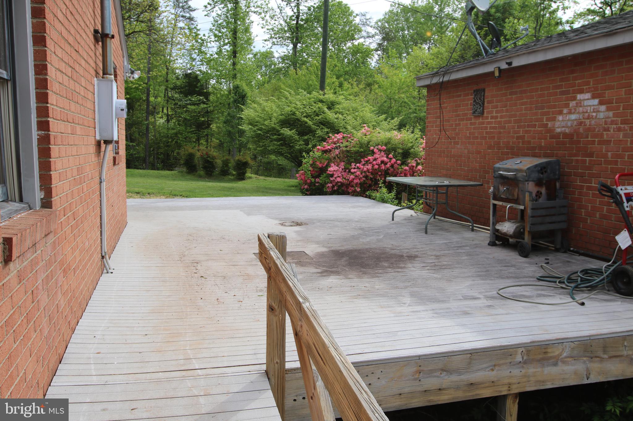 7437 Leeds Manor Road Marshall, VA 20115 - Photo 4 of 16 Decking between house and garage