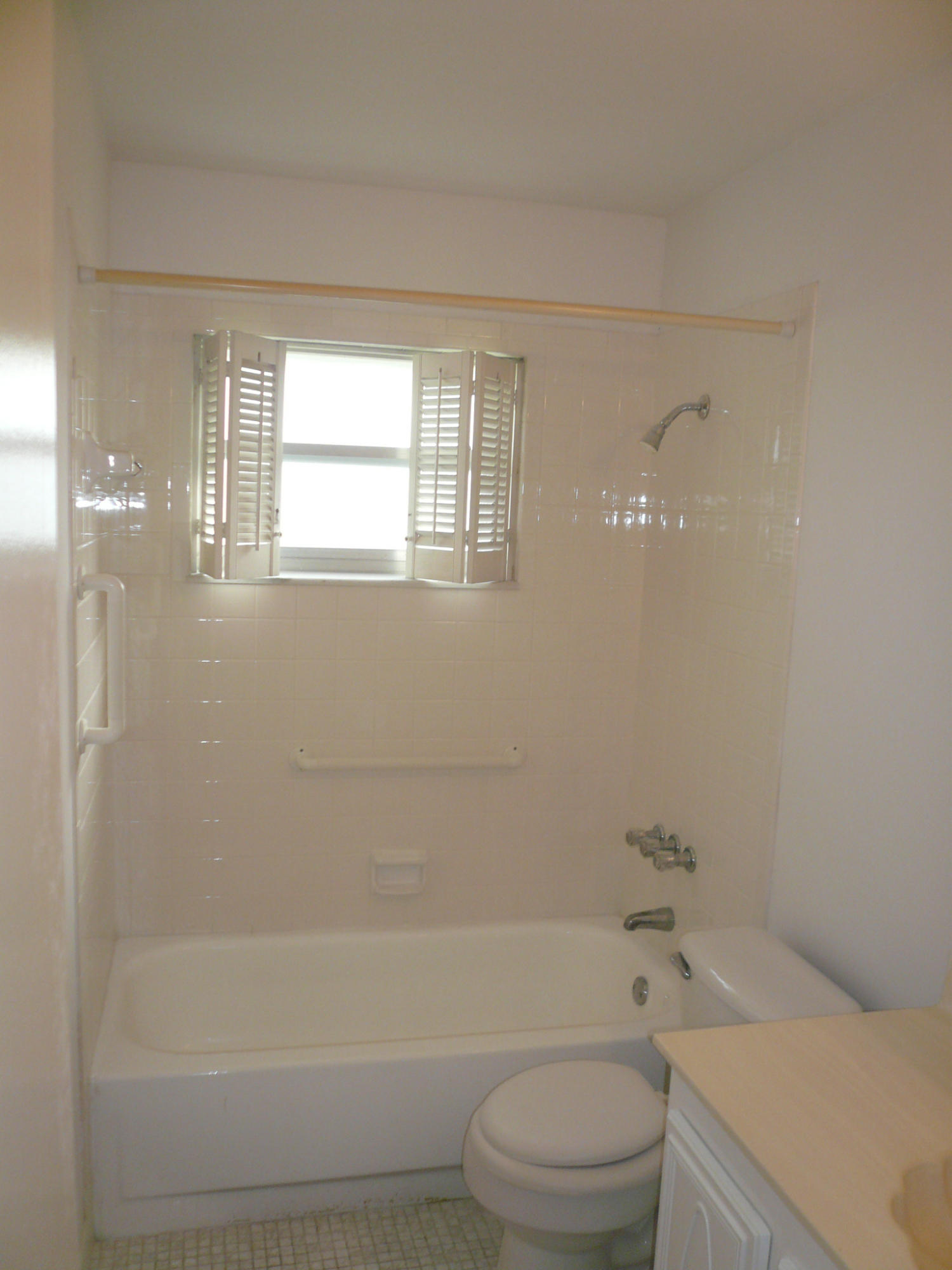282 Cape Cod Circle, Unit B Lake Worth, FL 33467 - Photo 12 of 16 SECOND BATHROOM