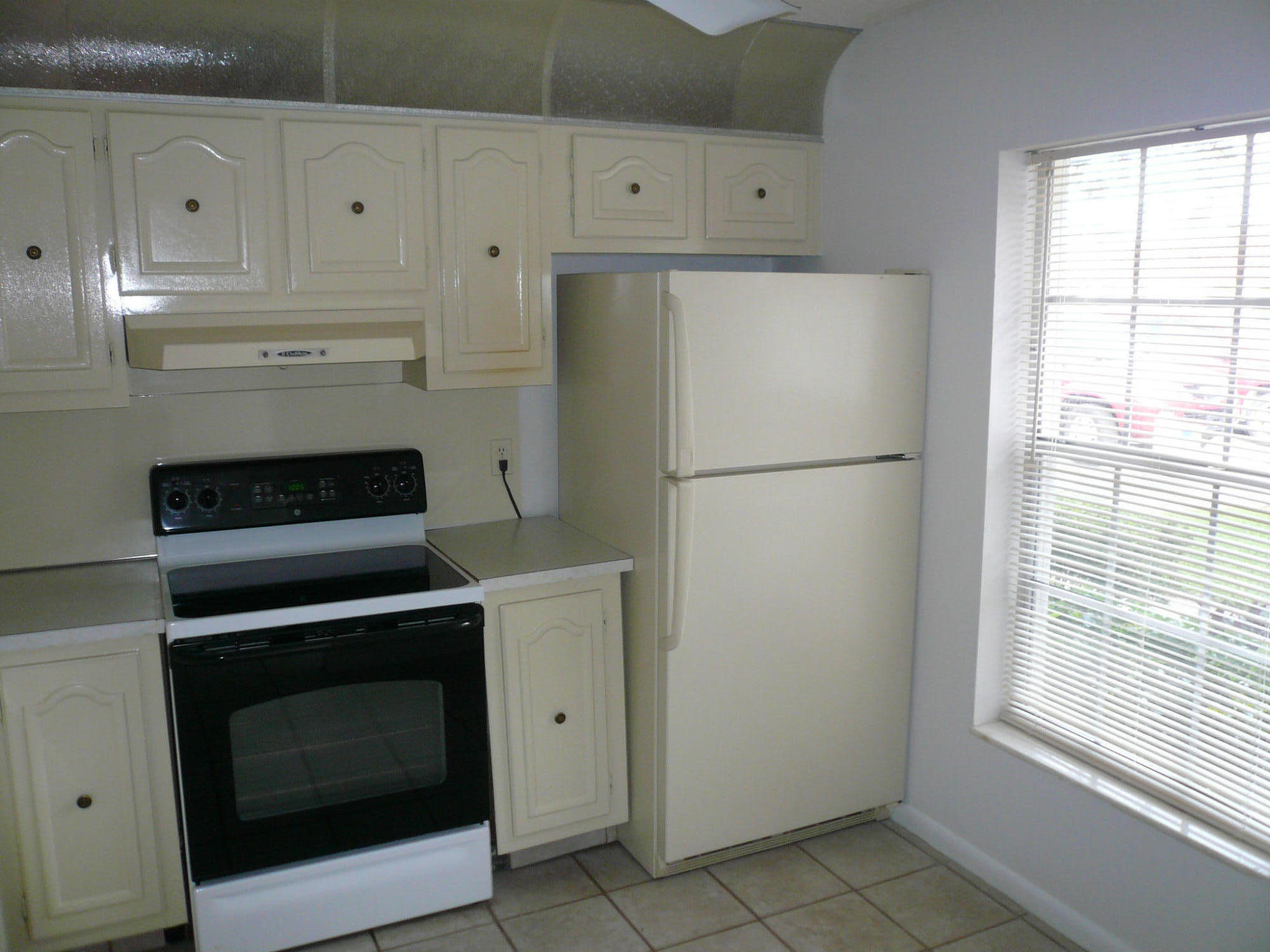 282 Cape Cod Circle, Unit B Lake Worth, FL 33467 - Photo 2 of 16 KITCHEN
