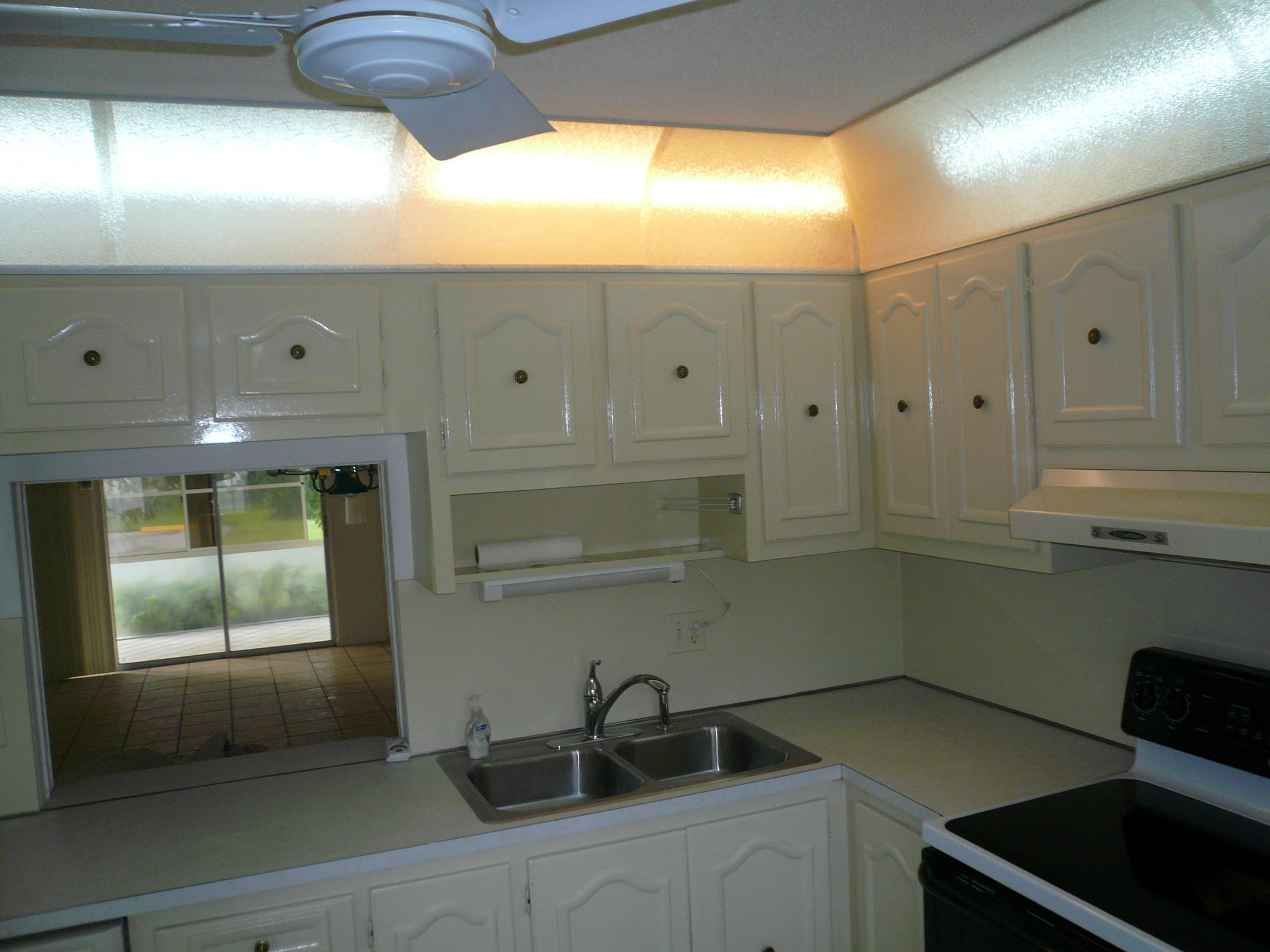 282 Cape Cod Circle, Unit B Lake Worth, FL 33467 - Photo 4 of 16 KITCHEN