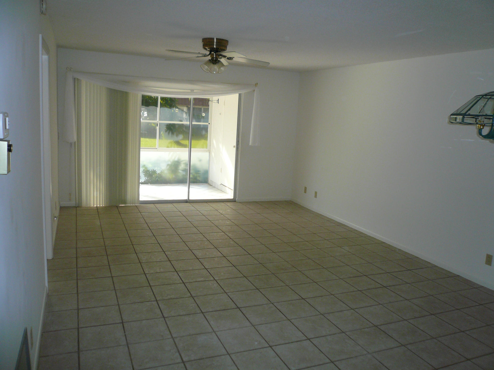 282 Cape Cod Circle, Unit B Lake Worth, FL 33467 - Photo 6 of 16 LIVING ROOM/DINING AREA