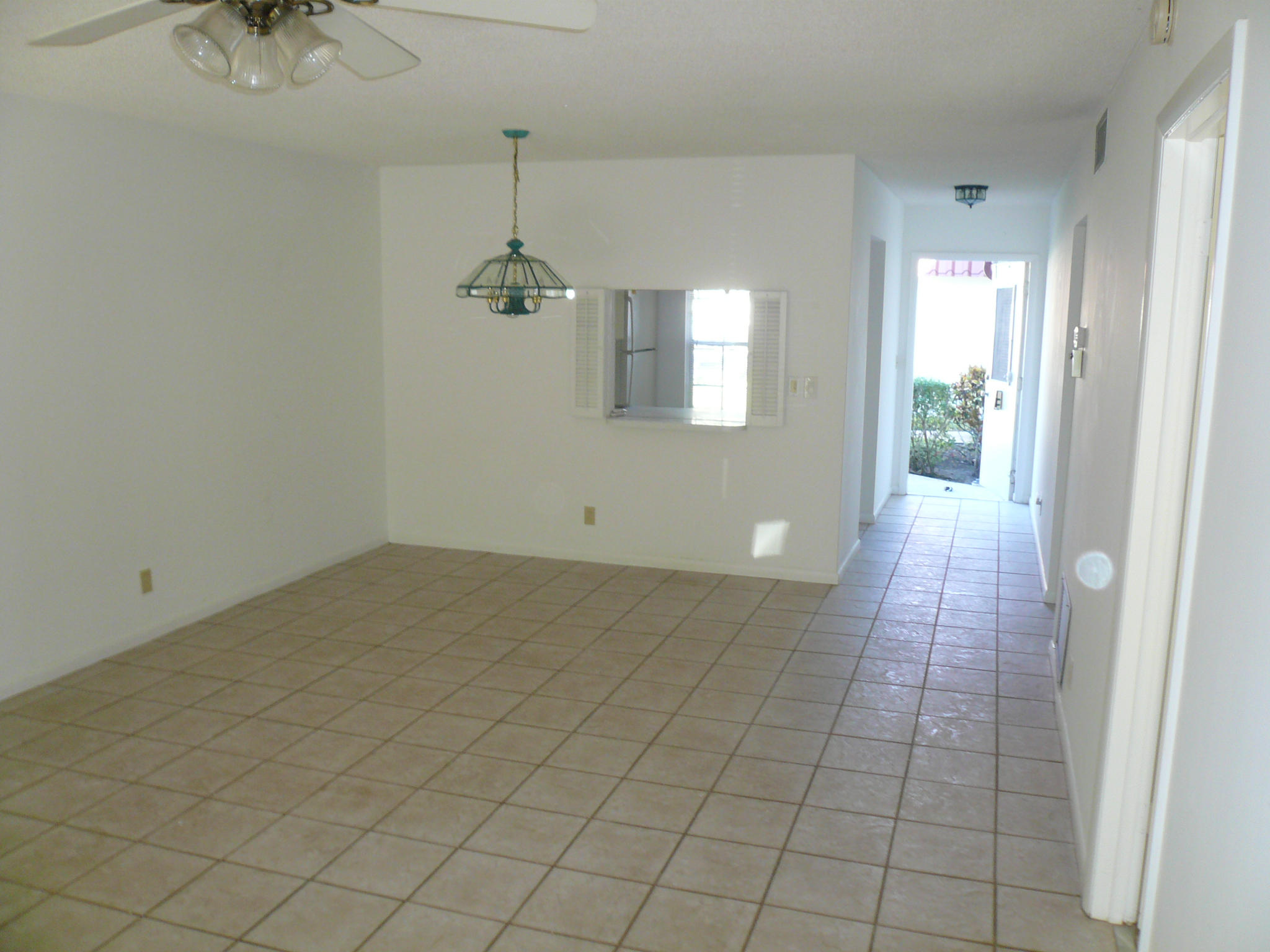 282 Cape Cod Circle, Unit B Lake Worth, FL 33467 - Photo 7 of 16 LIVING ROOM/DINING AREA