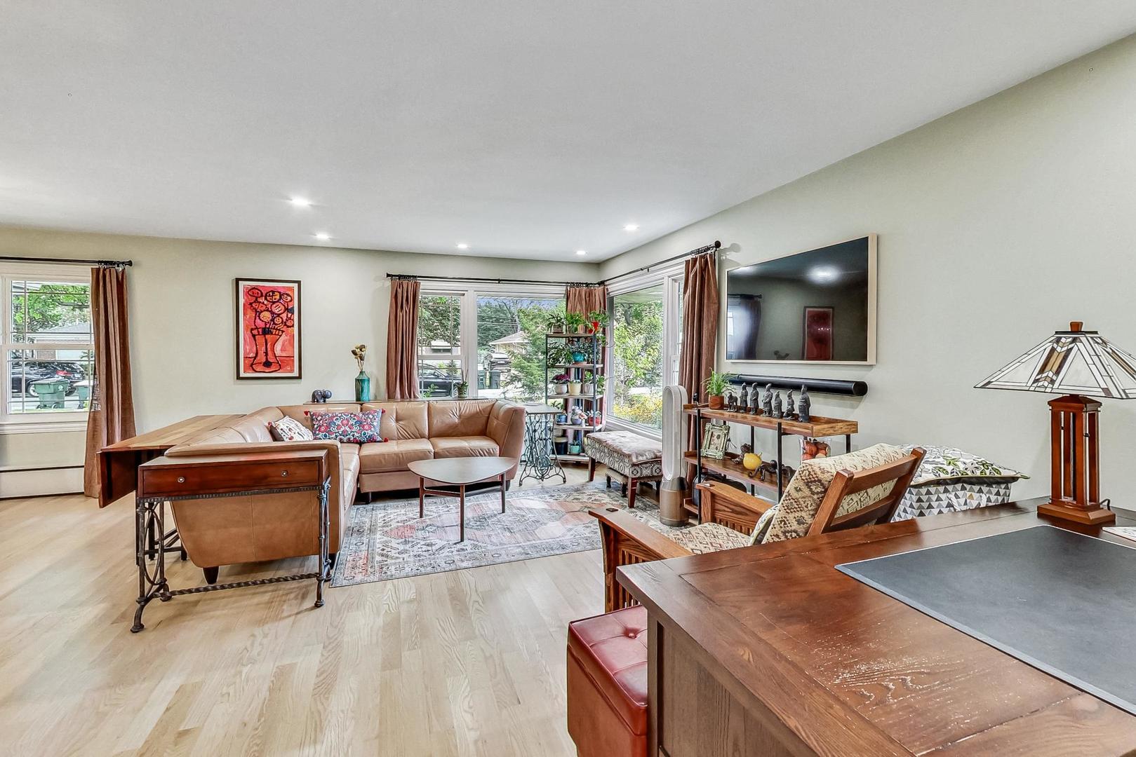 1314 Tyrell Avenue Park Ridge, IL 60068 - Photo 4 of 25 a living room with furniture and a flat screen tv