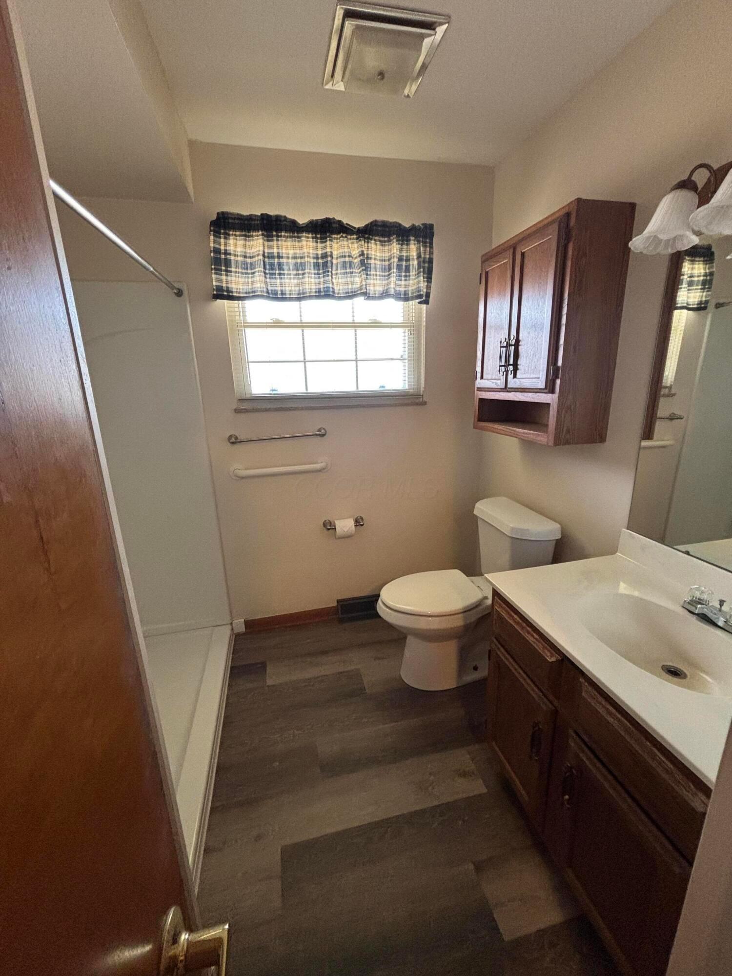 372 Topsfield Road Columbus, OH 43228 - Photo 22 of 31 Main Bath