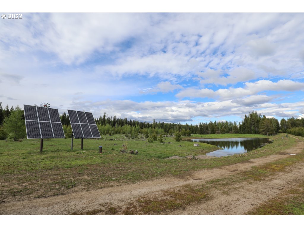 79250 Lookout Mountain Road Elgin, OR 97827 - Photo 24 of 28 a view of a golf course with a lake