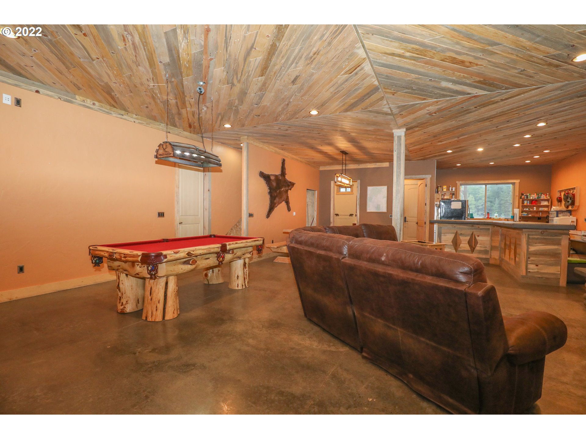 79250 Lookout Mountain Road Elgin, OR 97827 - Photo 7 of 28 a room with furniture and a table