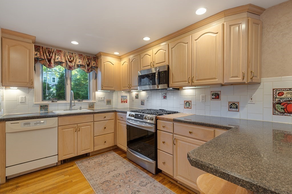 4 Duxbury Road Newton, MA 02459 - Photo 8 of 42