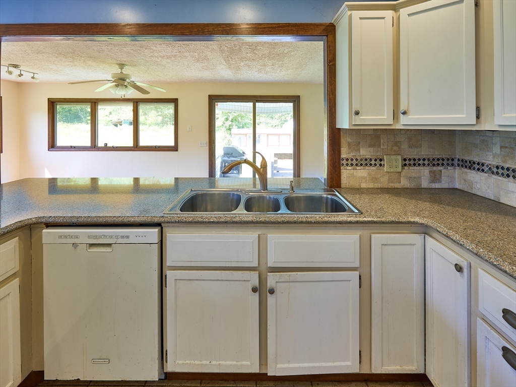 554 Sharps Road Swansea, MA 02777 - Photo 8 of 34