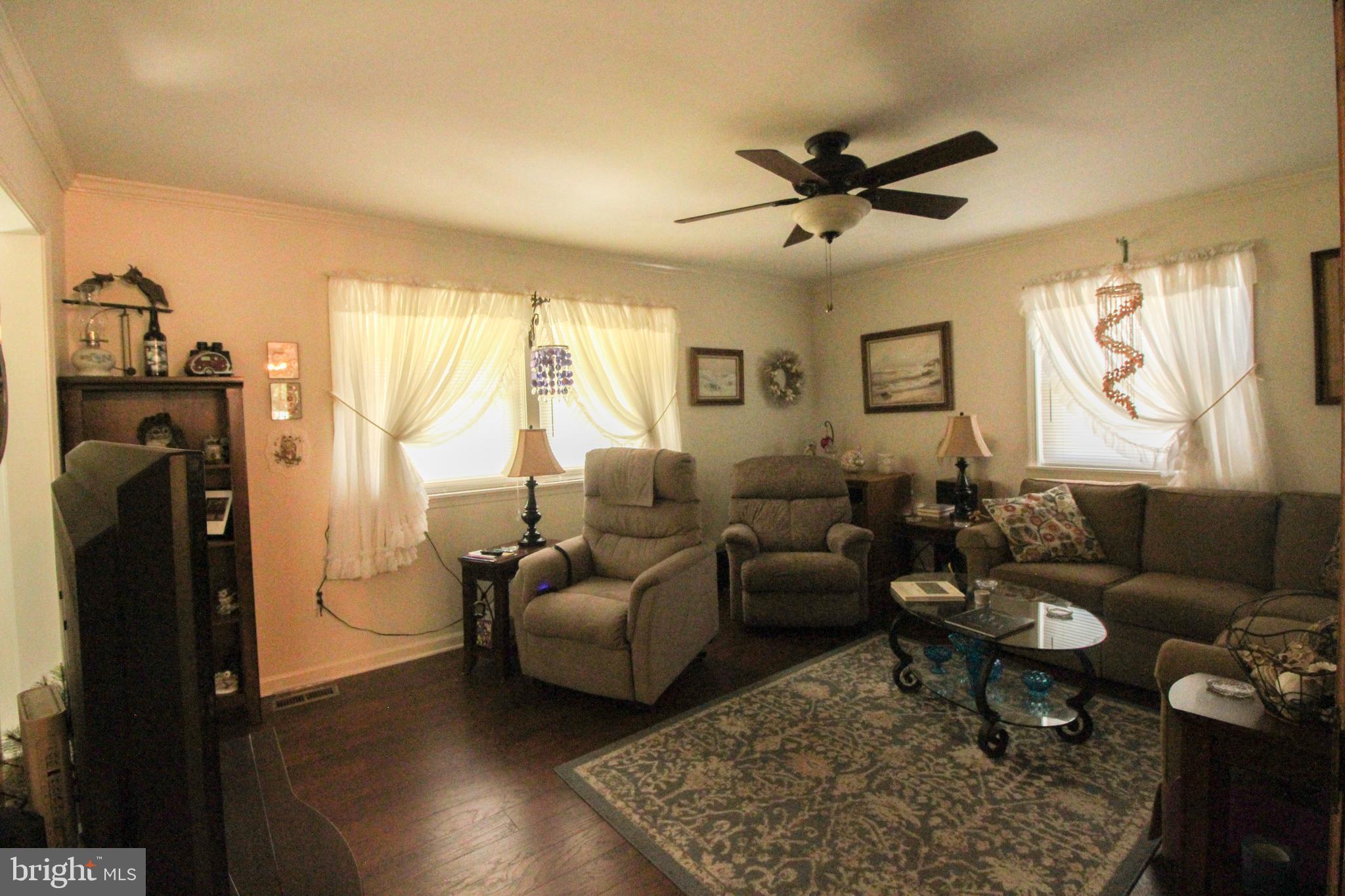 4250 Palmyra Church Road Edinburg, VA 22824 - Photo 7 of 24 Living room