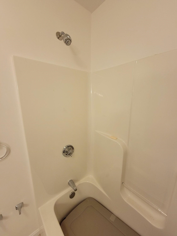 281 Rowley Bridge Road, Unit 7 Topsfield, MA 01983 - Photo 16 of 32 a bathroom with a bathtub