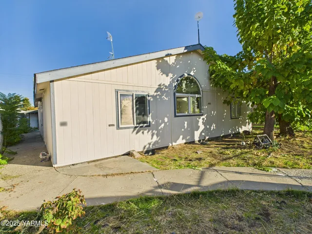 a house view with a outdoor space