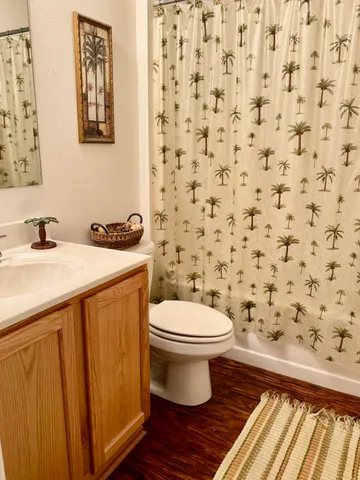 a view of entryway with a potted plant