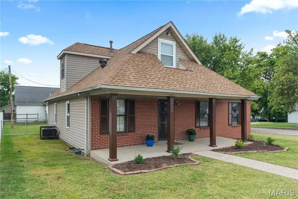 $299,900 | 1403 Montrose Avenue, St. Louis, MO 63104