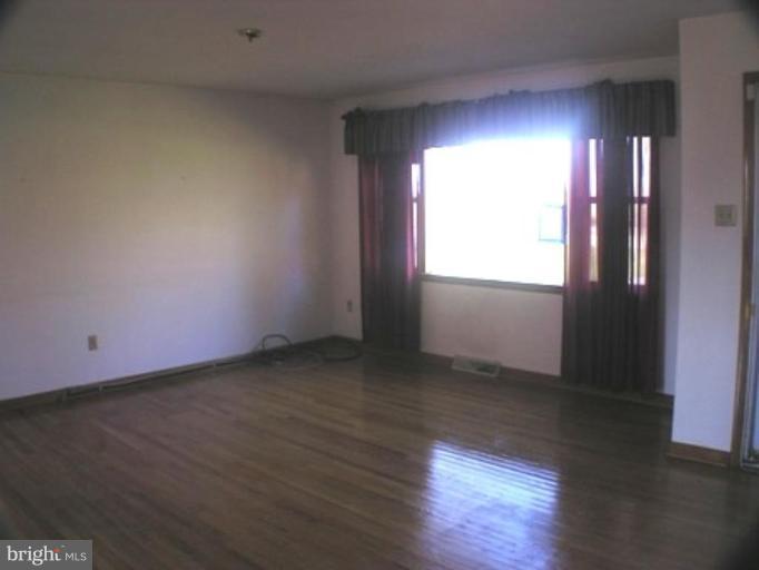 348 Knott Road Shepherdstown, WV 25443 - Photo 4 of 16 Living Room