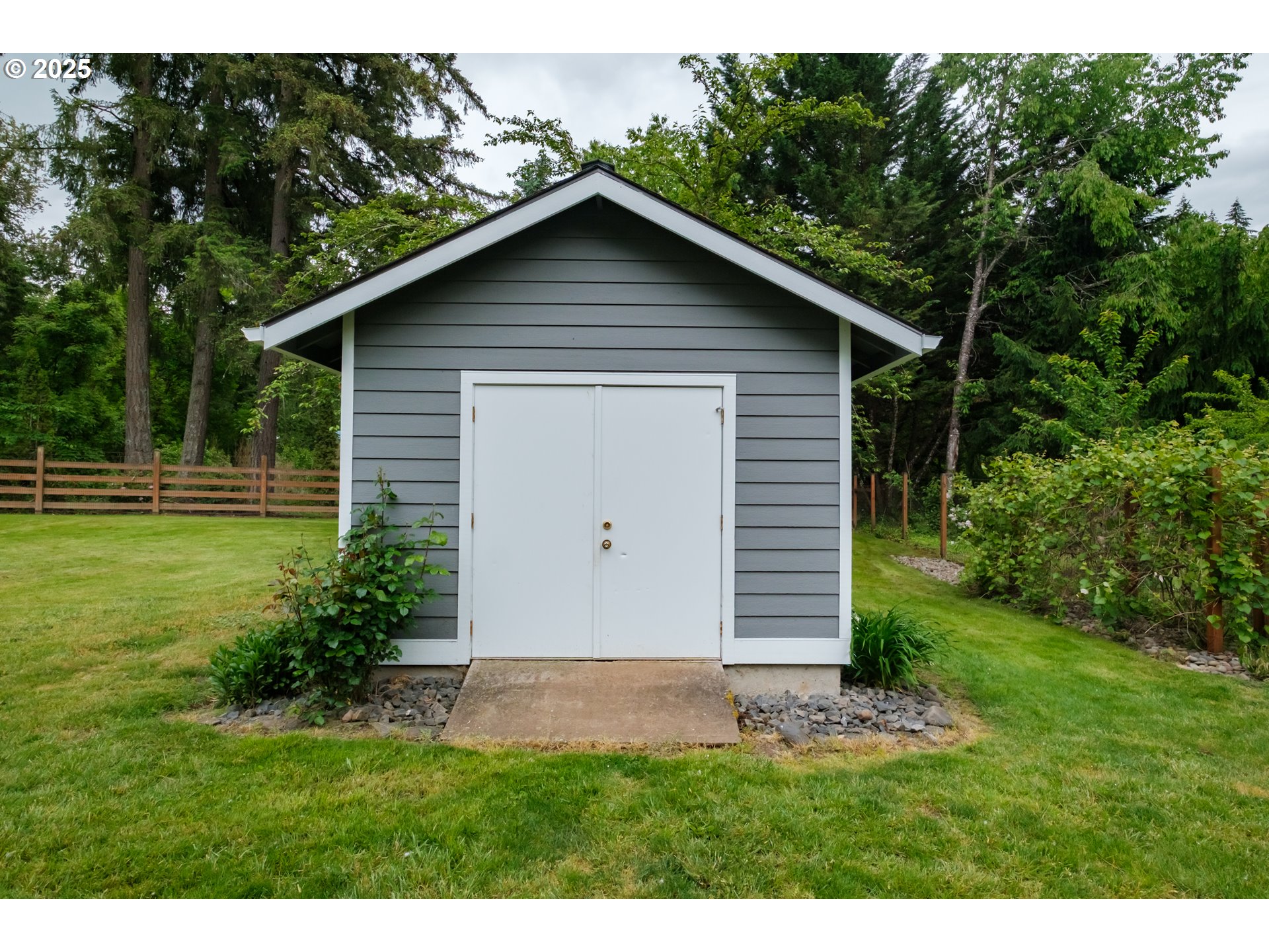 40325 Upper Calapooia Drive Sweet Home, OR 97386 - Photo 37 of 42 a backyard of a house with plants and large tree