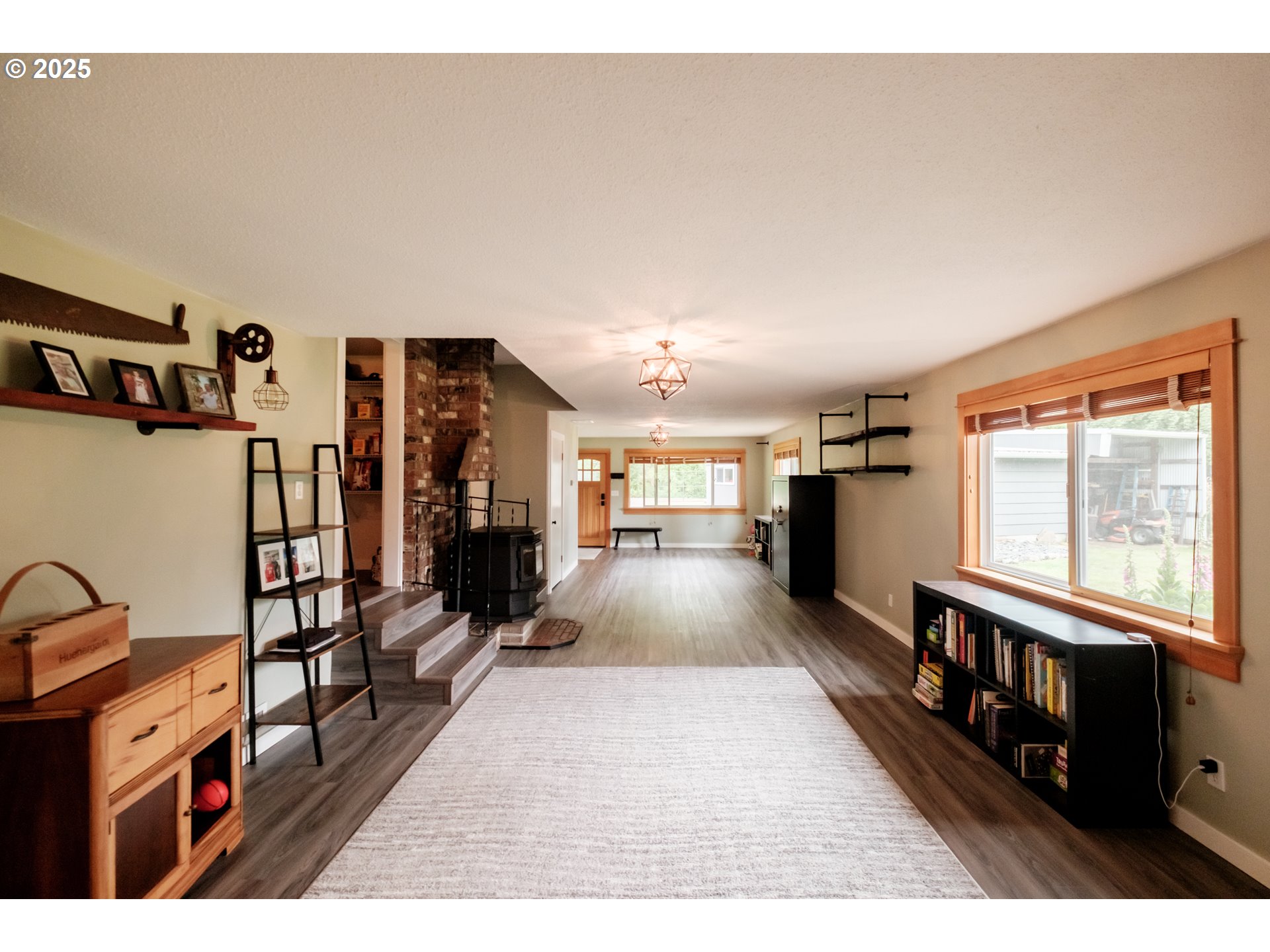 40325 Upper Calapooia Drive Sweet Home, OR 97386 - Photo 4 of 42 a view of a hallway with windows