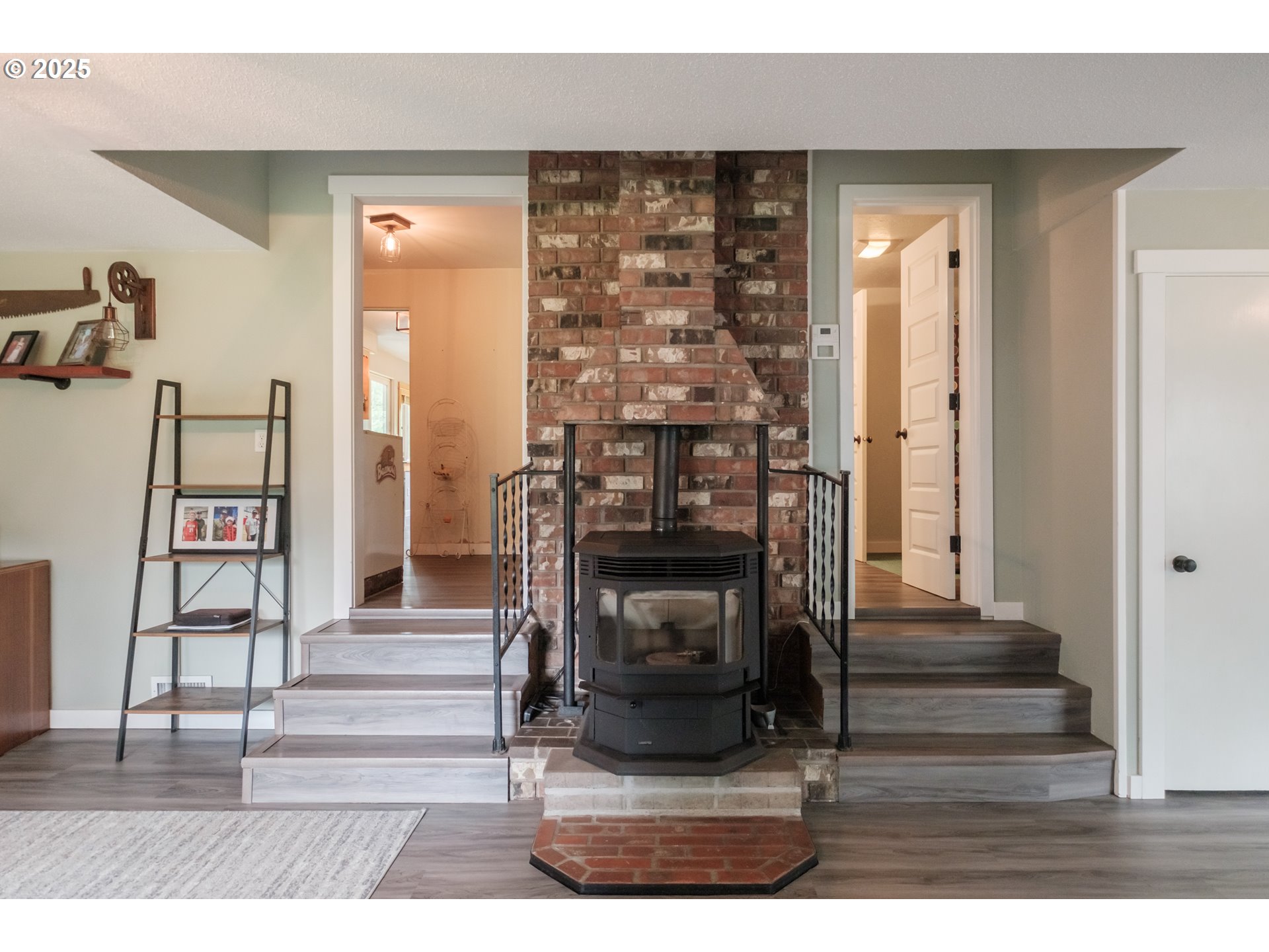 40325 Upper Calapooia Drive Sweet Home, OR 97386 - Photo 5 of 42 a view of entryway with wooden floor