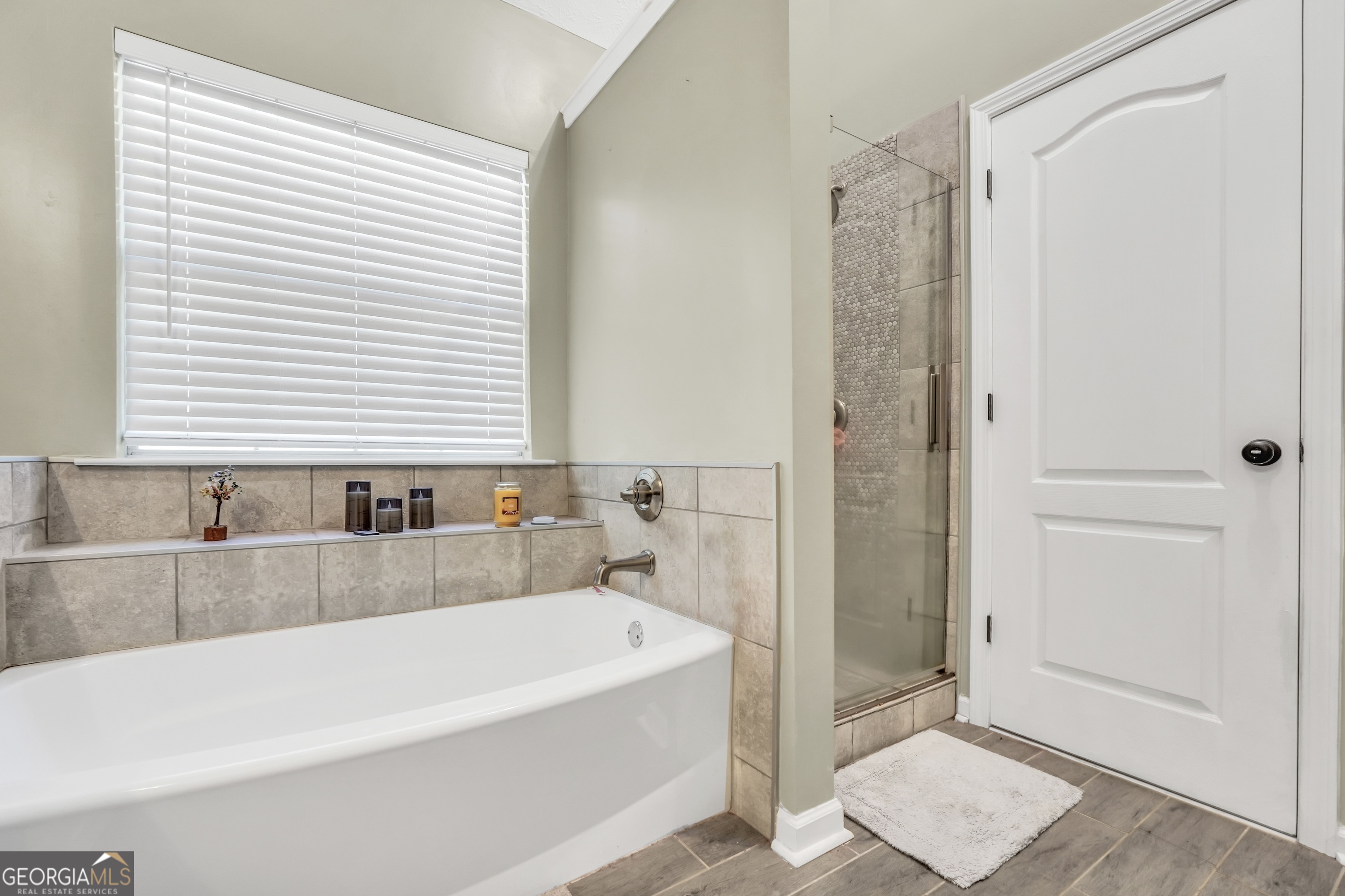 610 Kyle Court Locust Grove, GA 30248 - Photo 17 of 35 a bathroom with a bathtub and a shower