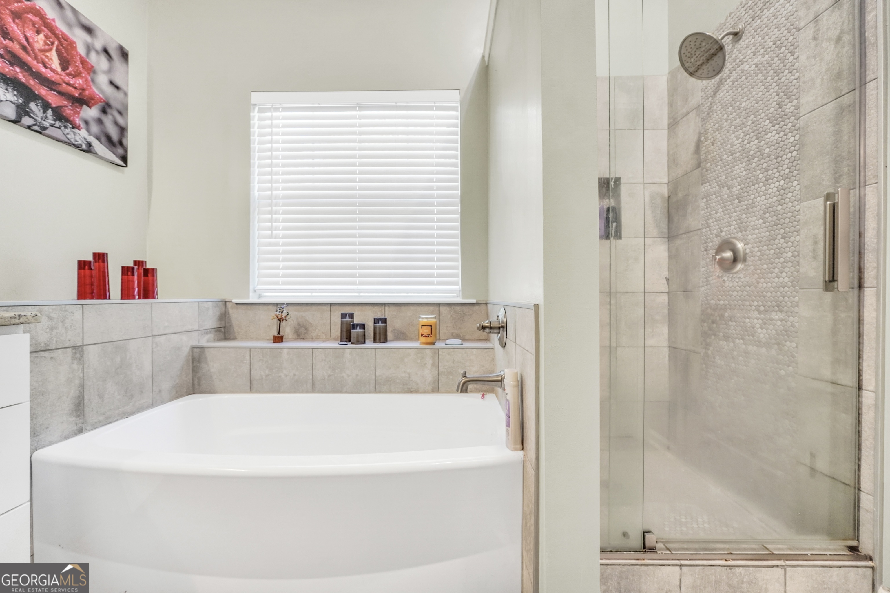 610 Kyle Court Locust Grove, GA 30248 - Photo 19 of 35 a white bath tub sitting next to a window