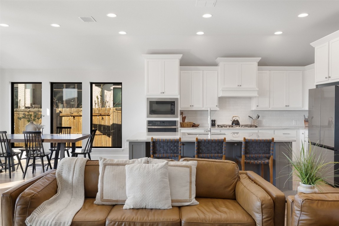 321 Allegheny Way Kyle, TX 78640 - Photo 14 of 40 Living area featuring recessed lighting