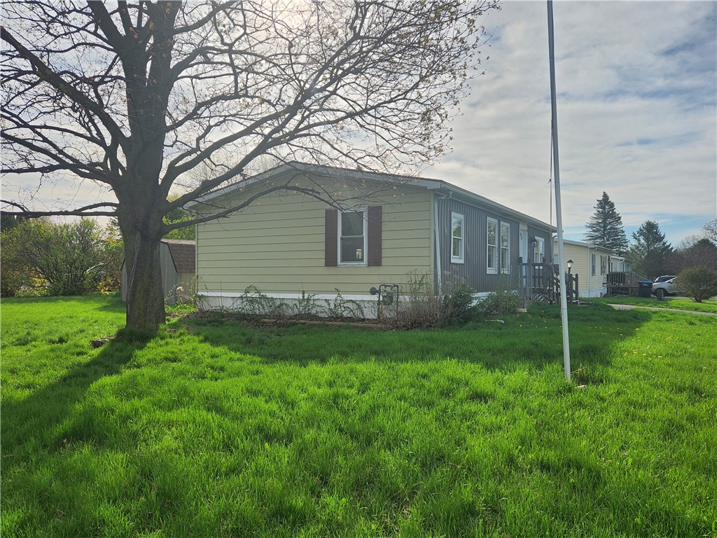 211 Spring Run Manchester, NY 14432 - Photo 3 of 13 Side EXterior