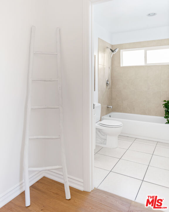 3420 Buckingham Road Los Angeles, CA 90016 - Photo 16 of 41 a bathroom with a toilet and a shower