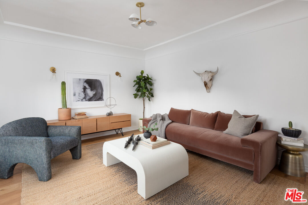 3420 Buckingham Road Los Angeles, CA 90016 - Photo 4 of 41 a living room with furniture